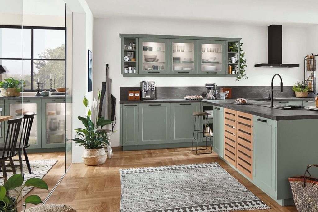 Una cocina con encimera en acabado de piedra y frentes de cocina en color gris-verde